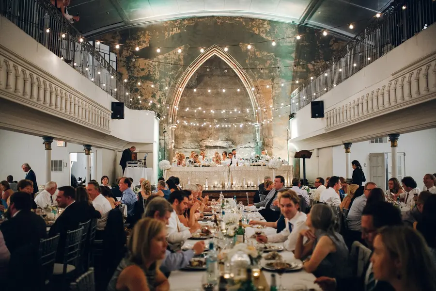Recepção de casamento com convidados à mesa