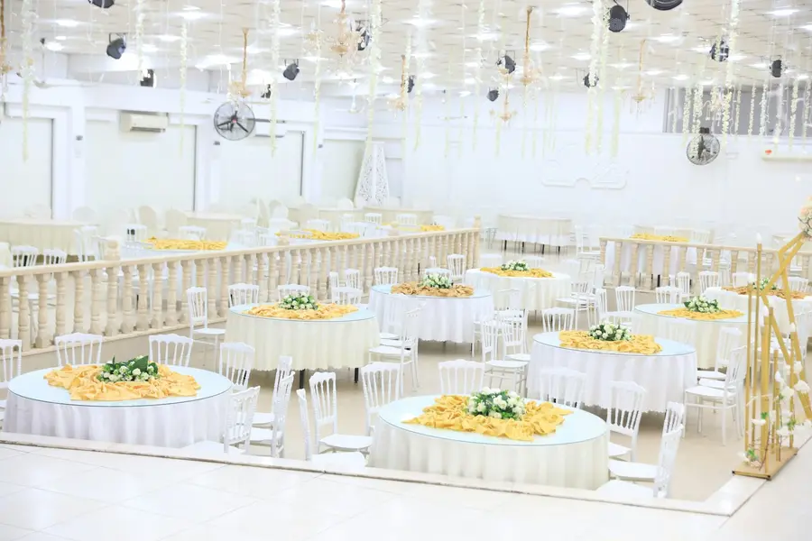 Salão de eventos com mesas montadas
